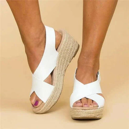 "Sandales d'été élégantes orthopédiques pour femmes, couleur beige, avec semelle large et design moderne, confort optimal."