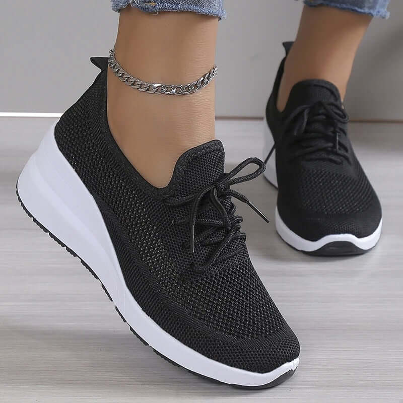 "Chaussures orthopédiques femme Isabelle, tissu extensible tricoté beige, semelle antidérapante, confort et soutien optimal."