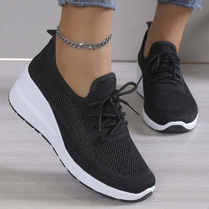 "Chaussures orthopédiques femme Isabelle, tissu extensible tricoté beige, semelle antidérapante, confort et soutien optimal."