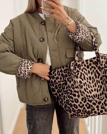 Veste chic femme en tissu élégant avec doublure léopard, coupe flatteuse et style polyvalent pour toutes occasions.