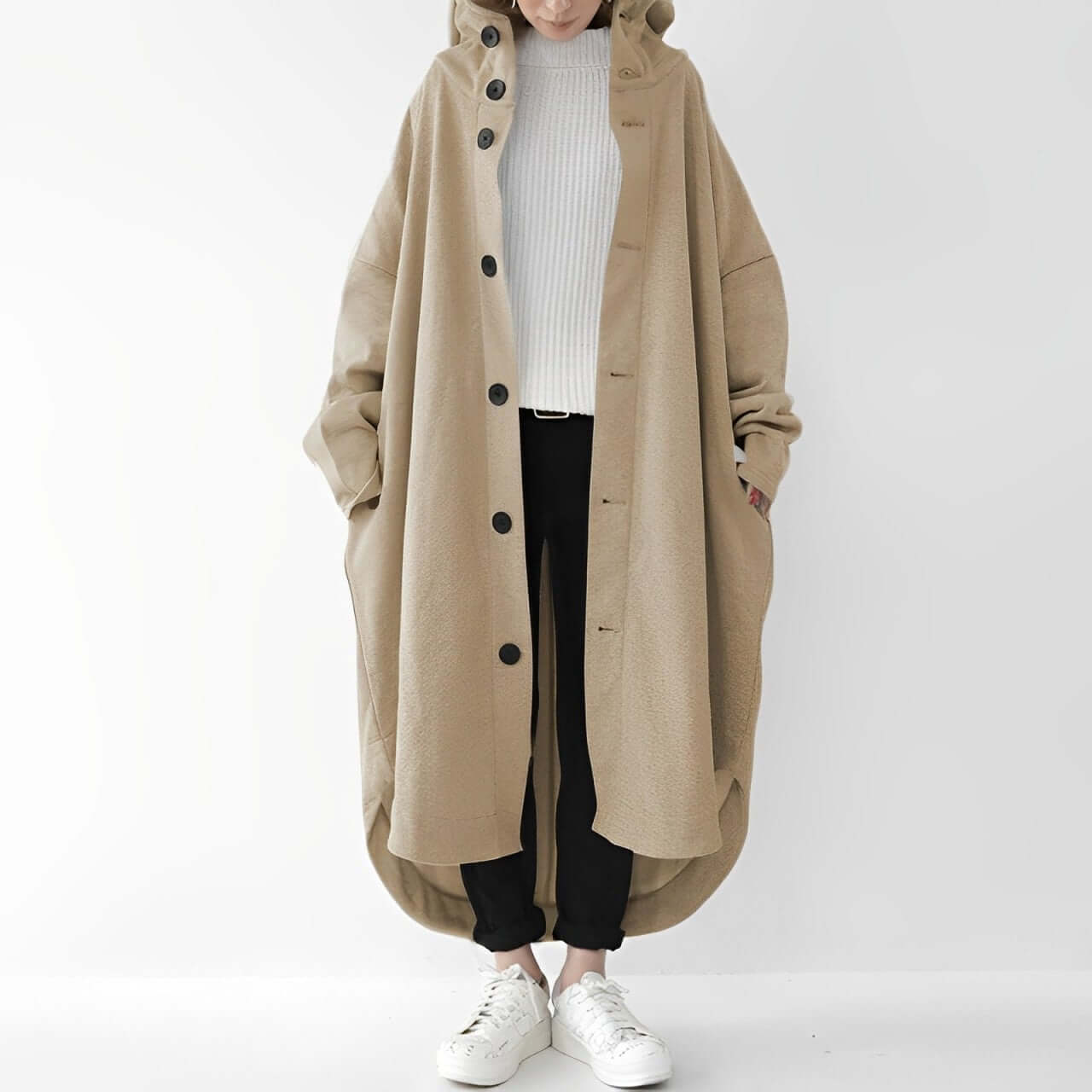 "Trench coat long femme Julina avec capuche, coupe ample et poches latérales, élégance chic pour un look décontracté."