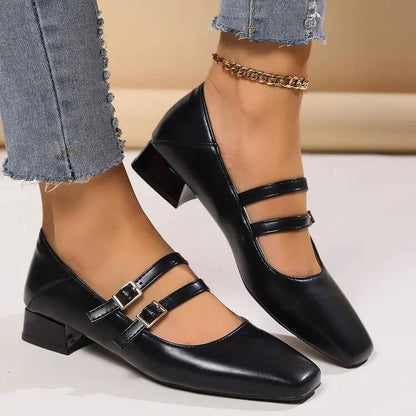 Ballerines élégantes à double brides ajustables, talon bas, design raffiné pour confort et style quotidien féminin.