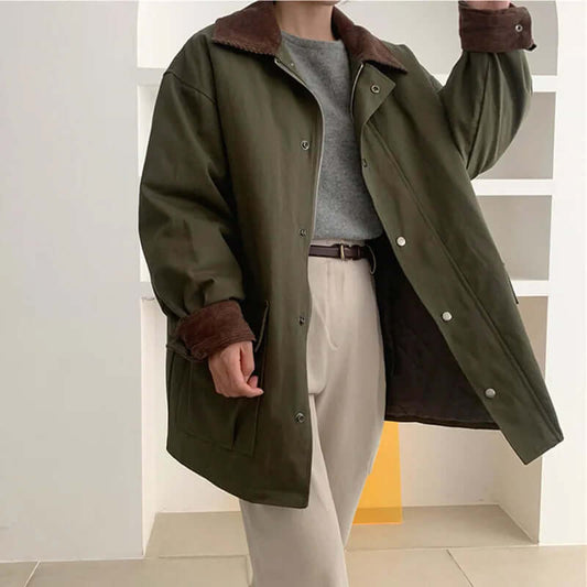 "Veste femme vintage en velours côtelé avec col revers élégant et poches rabat, coupe ample pour style rétro moderne."