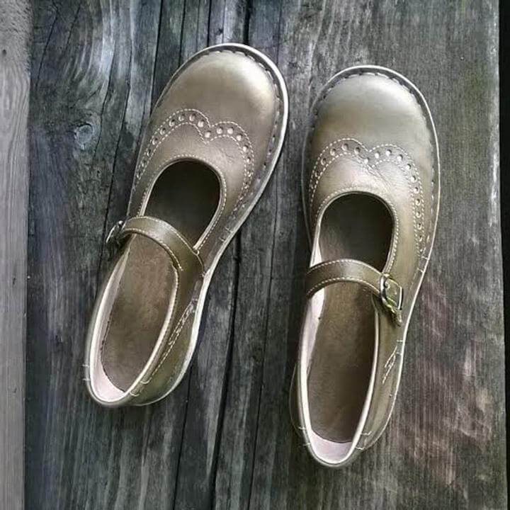 "Chaussures Mary Jane pour femmes en cuir vintage, bride à boucle, détails brogue, style élégant et confortable."