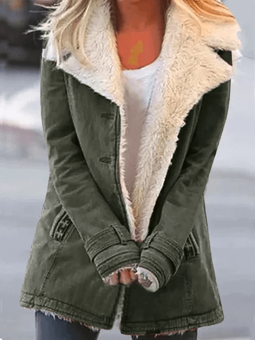 Parka longue femme chic, coupe élégante et isolante, offre chaleur hivernale et légèreté pour style et confort.