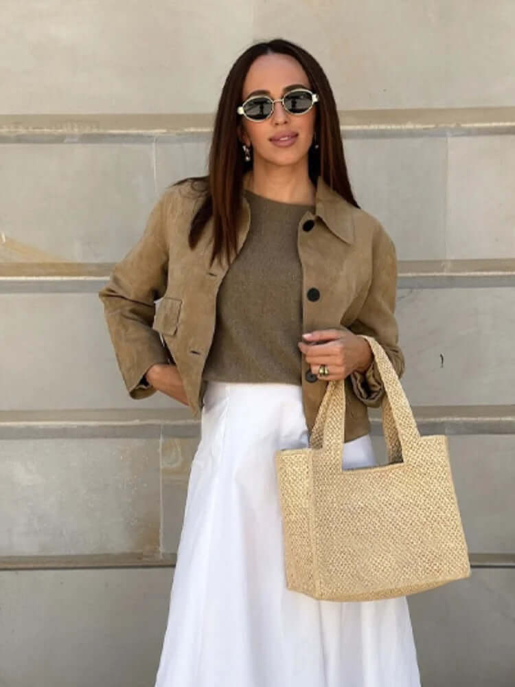 "Veste en cuir femme Karly, coupe ajustée, design moderne, cuir souple, couleur neutre, accentue la silhouette élégante."