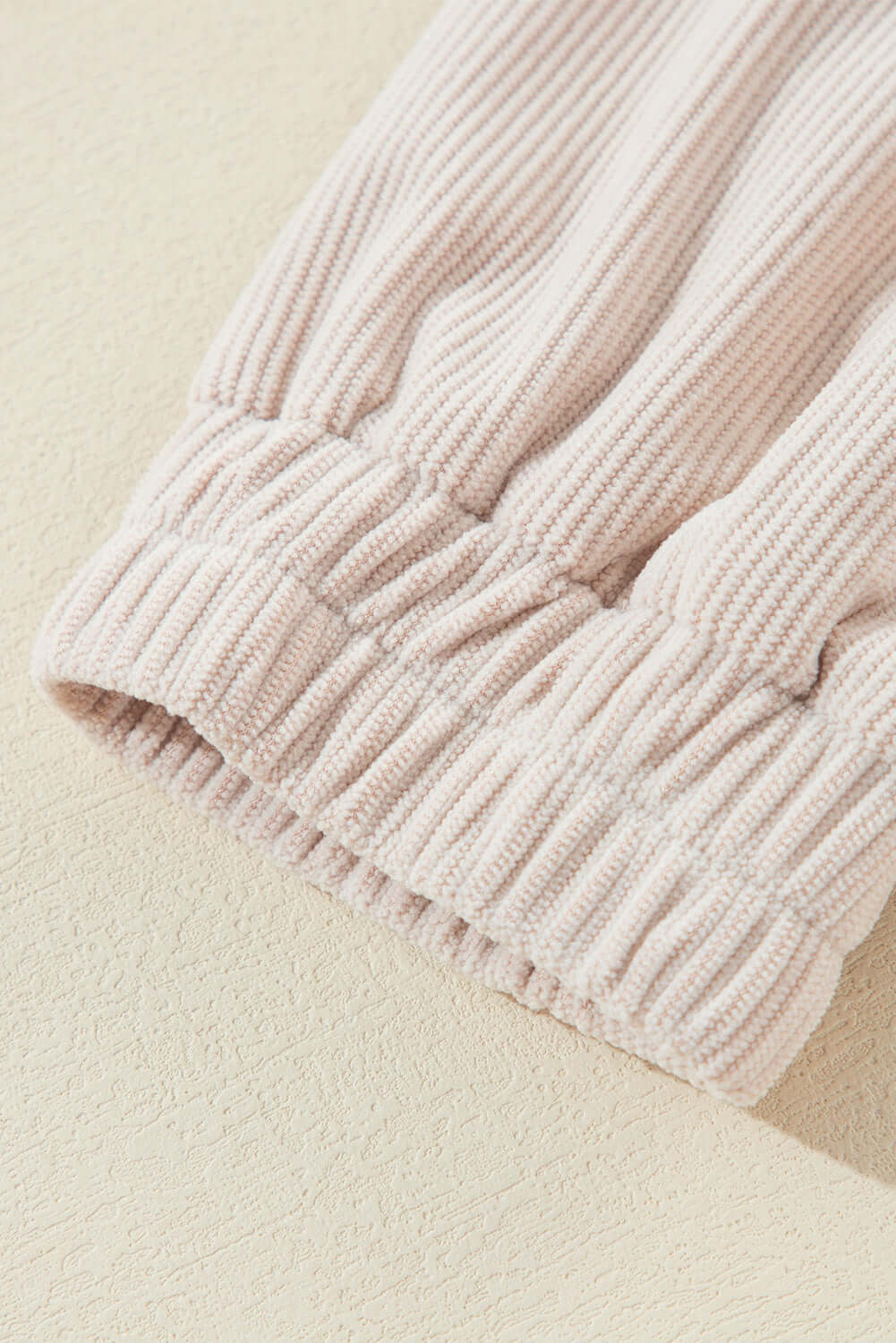 "Veste en velours côtelé beige avec capuche, style décontracté et élégant pour femmes, doux et parfait pour l'automne."