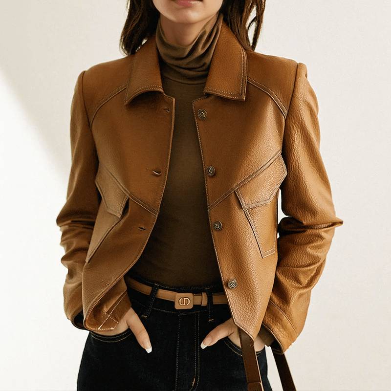 Veste en cuir pour femme, élégante et intemporelle, col distinctif, fermeture à boutons, poches pratiques, cuir doux.