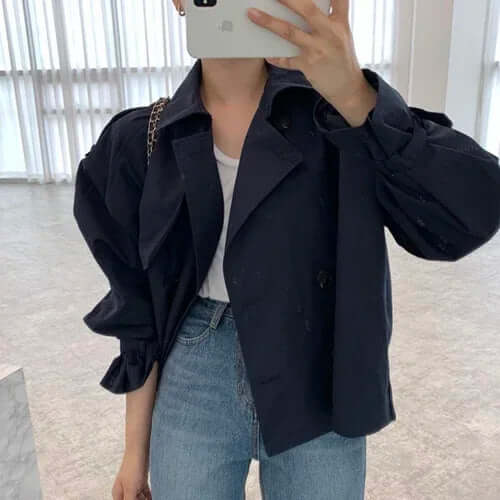 Trench-coat ample femme en dentelle, coupe élégante, couleur neutre, zip asymétrique, idéal mi-saison, style moderne.