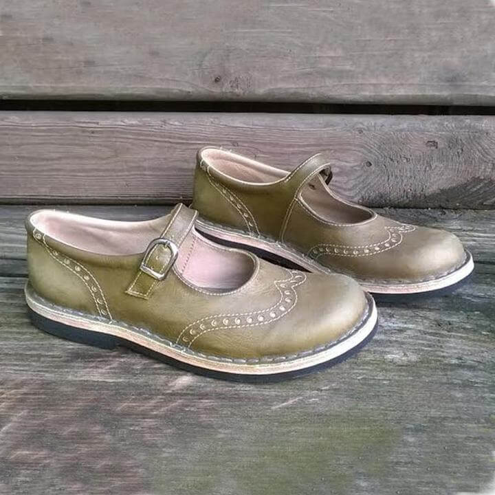 "Chaussures Mary Jane pour femmes en cuir vintage, bride à boucle, détails brogue, style élégant et confortable."