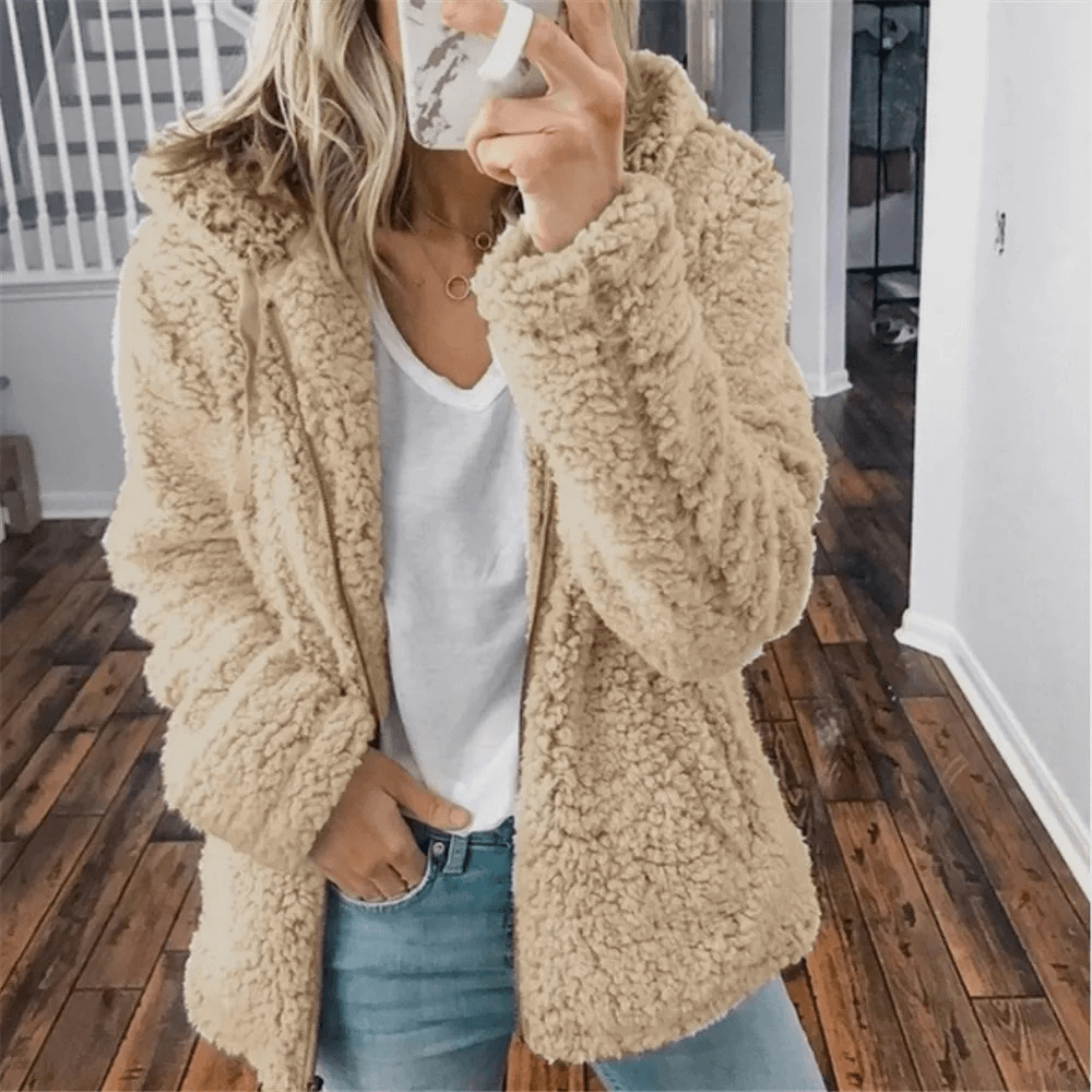 "Veste en peluche femme avec capuche et fermeture éclair, matière fleece douce, style urbain moderne et élégant."