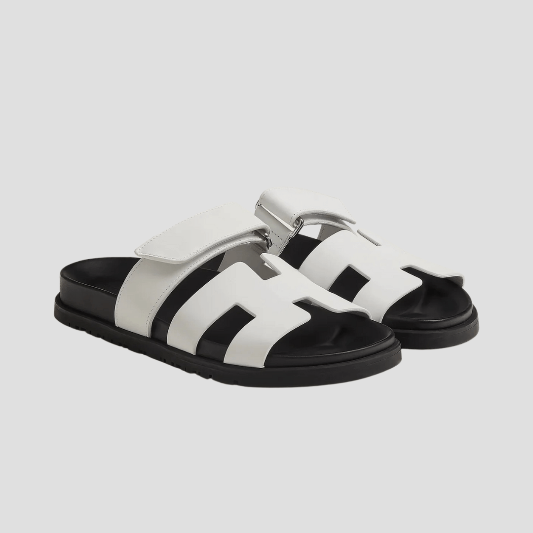 "Sandales décontractées en cuir véritable, silhouette épurée, brides ajustables, couleur marron foncé pour confort estival."