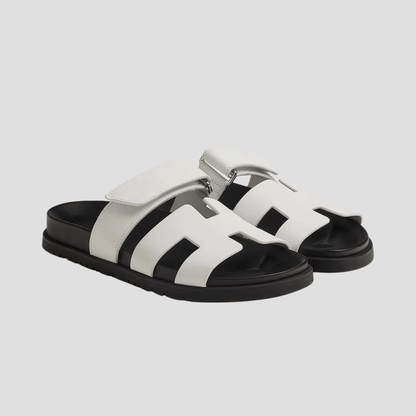 "Sandales décontractées en cuir véritable, silhouette épurée, brides ajustables, couleur marron foncé pour confort estival."