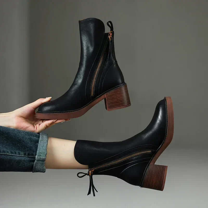 "Bottes en cuir de luxe pour femmes, élégantes, couleur marron, semelle robuste et design sophistiqué pour confort optimal."