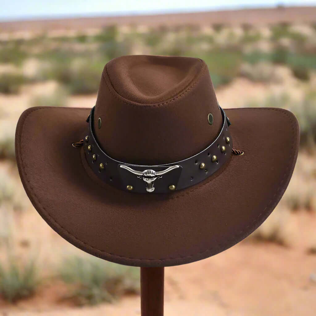 "Chapeau de cow-boy en cuir végétal avec jugulaire tressée, ajustable, vue de face, style western classique, accessoire femme