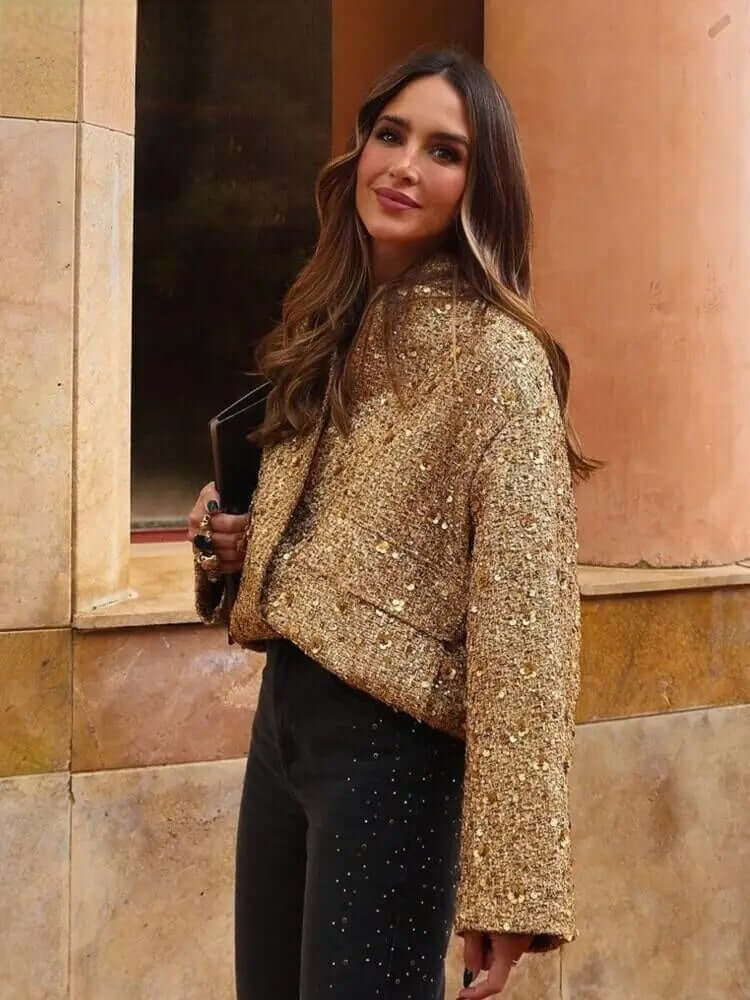 "Veste bomber femme dorée, moderne et ajustée, détails côtelés, idéale pour soirées et occasions spéciales."