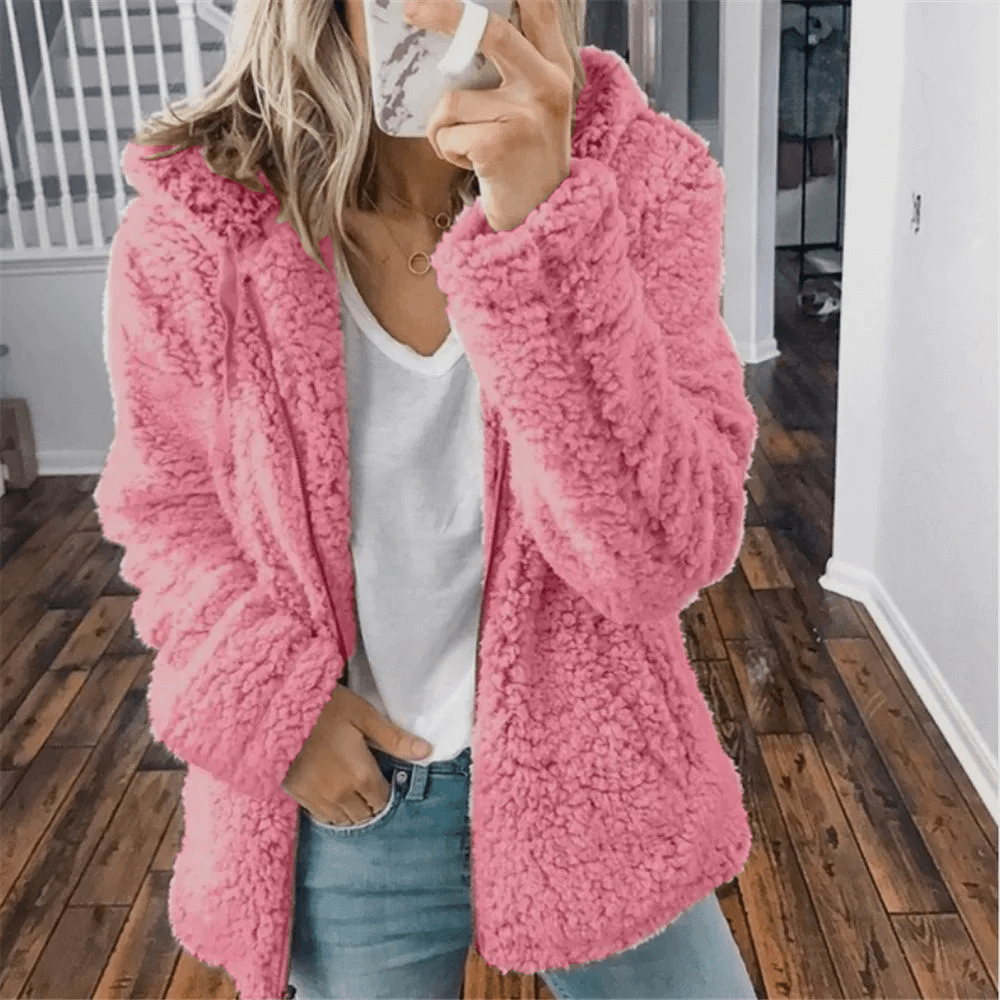 "Veste en peluche femme avec capuche et fermeture éclair, matière fleece douce, style urbain moderne et élégant."