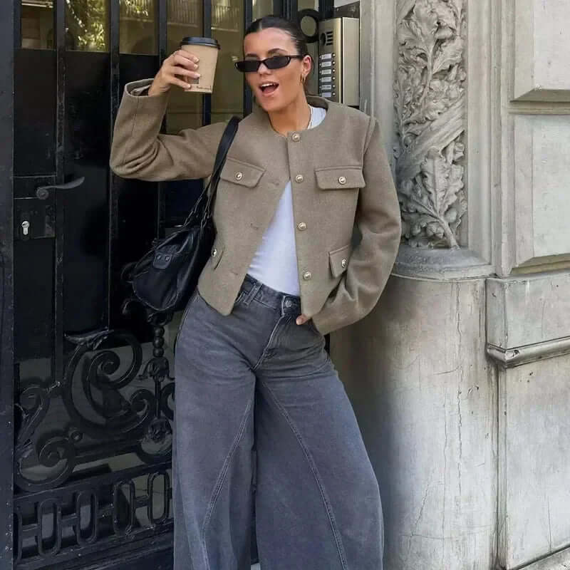 "Veste cintrée femme élégante, boutons dorés, tissu luxueux et coupe flatteuse, idéale pour des looks chics."