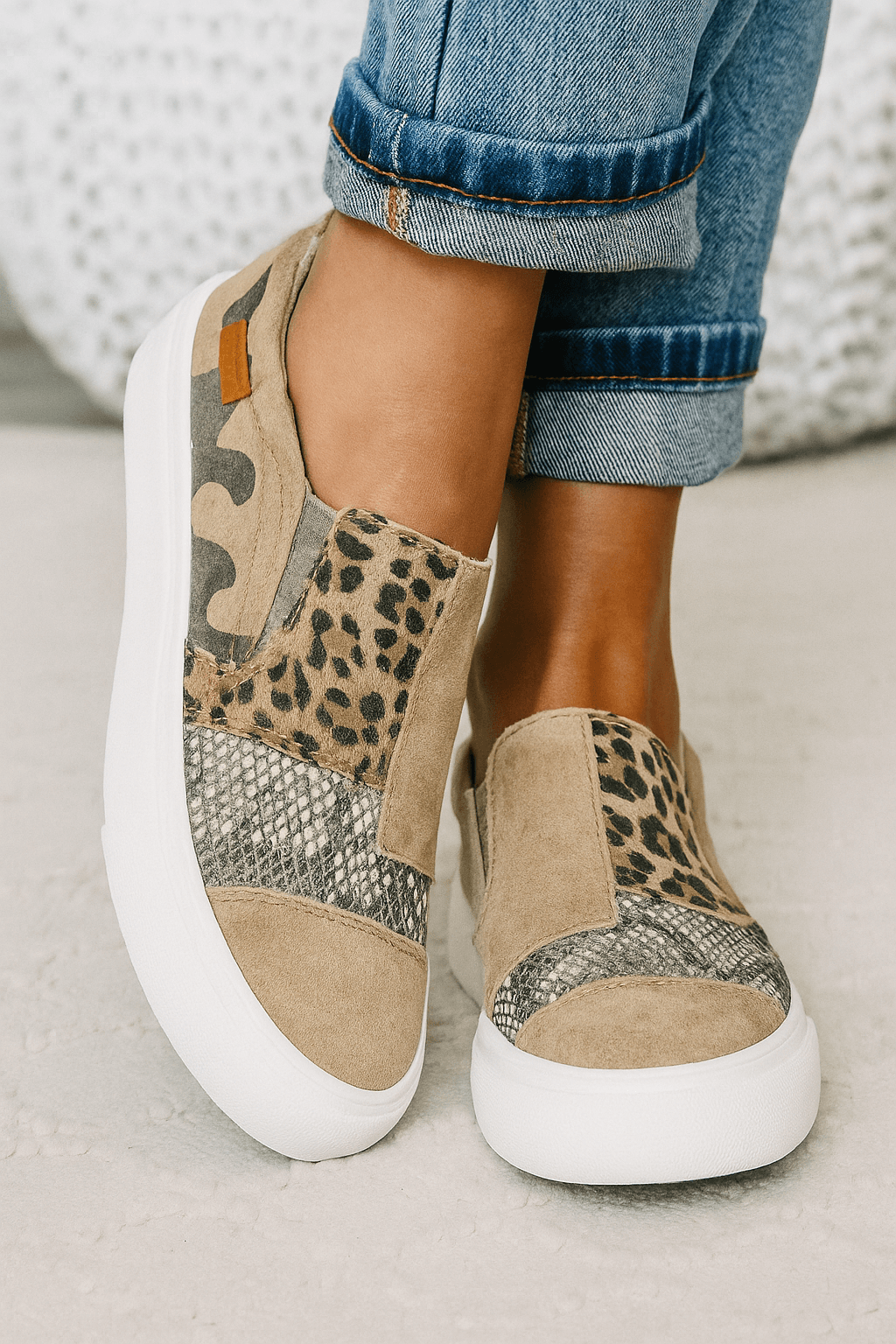 Baskets slip-on femmes, imprimés audacieux léopard, python et camouflage, confort optimal, facile à enfiler.
