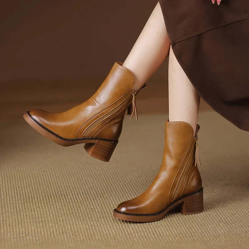 "Bottes en cuir de luxe pour femmes, élégantes, couleur marron, semelle robuste et design sophistiqué pour confort optimal."