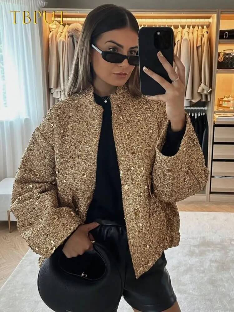 "Veste bomber femme dorée, moderne et ajustée, détails côtelés, idéale pour soirées et occasions spéciales."