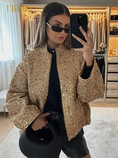 "Veste bomber femme dorée, moderne et ajustée, détails côtelés, idéale pour soirées et occasions spéciales."