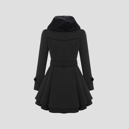 "Manteau d'hiver cintré femme, vue de face, avec col fausse fourrure et détail double boutonnage élégant."