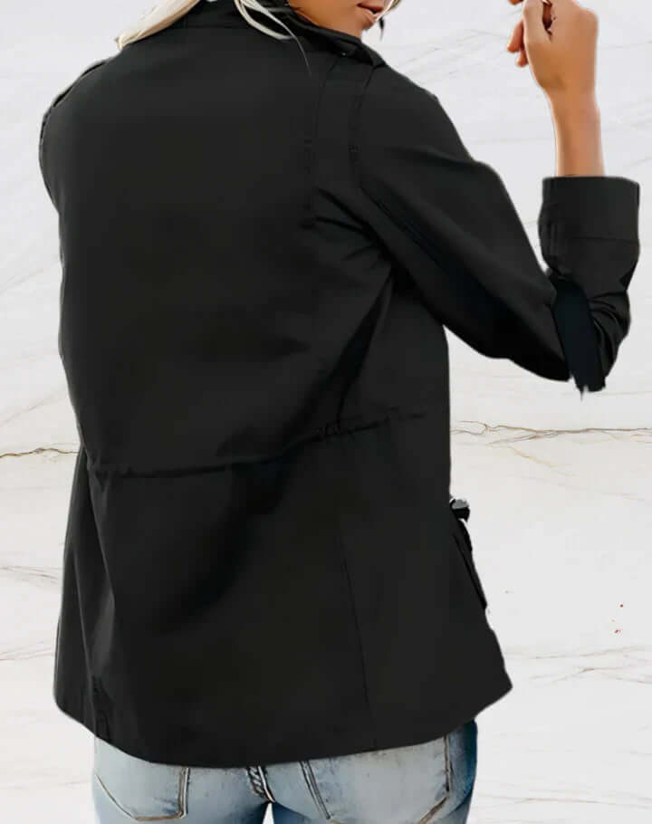 "Veste femme élégante Nora, manches longues, quatre poches, design chic et pratique, couleur noire, style contemporain."