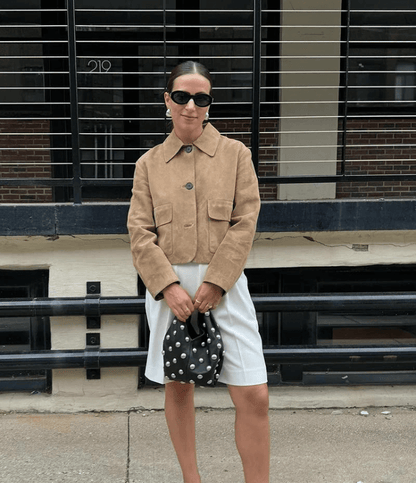 "Veste en cuir femme Karly, coupe ajustée, design moderne, cuir souple, couleur neutre, accentue la silhouette élégante."