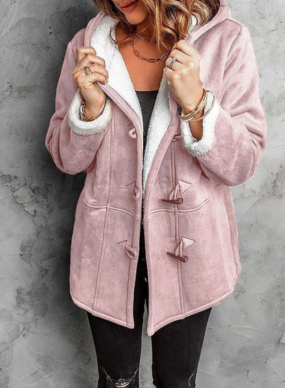 Manteau long en cachemire gris, coupe élégante avec capuche intégrée et boutons en corne, offrant chaleur et douceur.