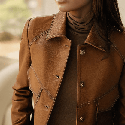 Veste en cuir pour femme, élégante et intemporelle, col distinctif, fermeture à boutons, poches pratiques, cuir doux.